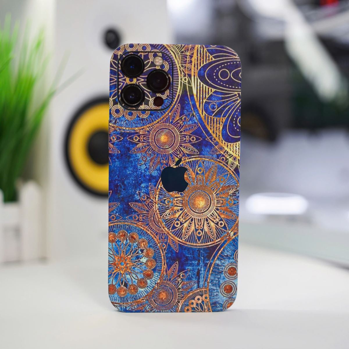 Có nên dán mặt lưng điện thoại?