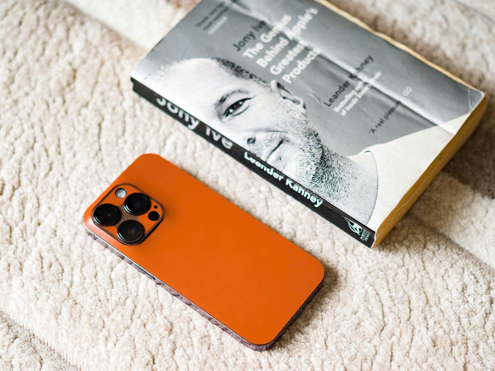 Có nên dán mặt lưng điện thoại?