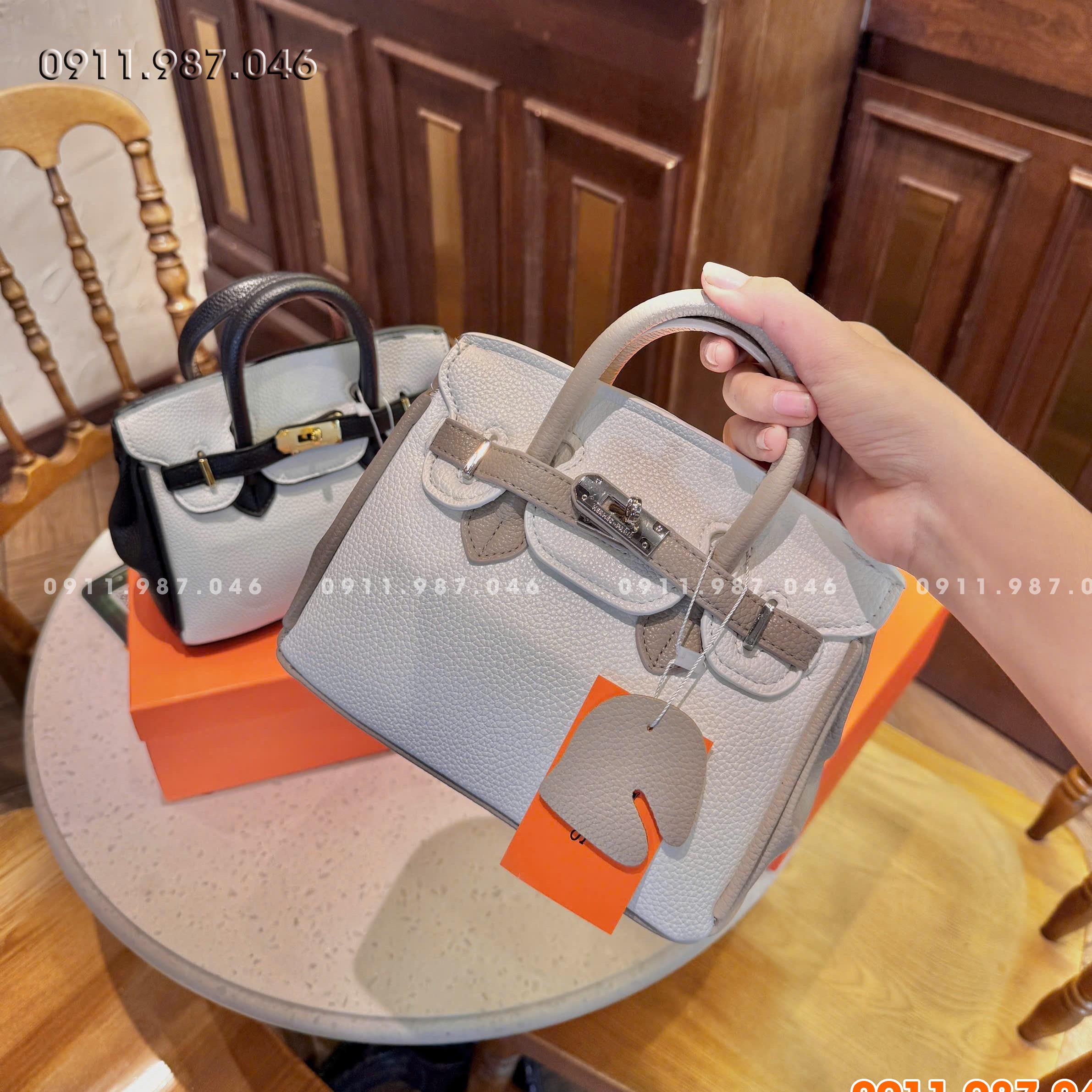 [20cm] Túi xách nữ HM da lỳ 2 quay tag vàng kèm dây đeo chéo, ổ khoá -TU023TXN102241