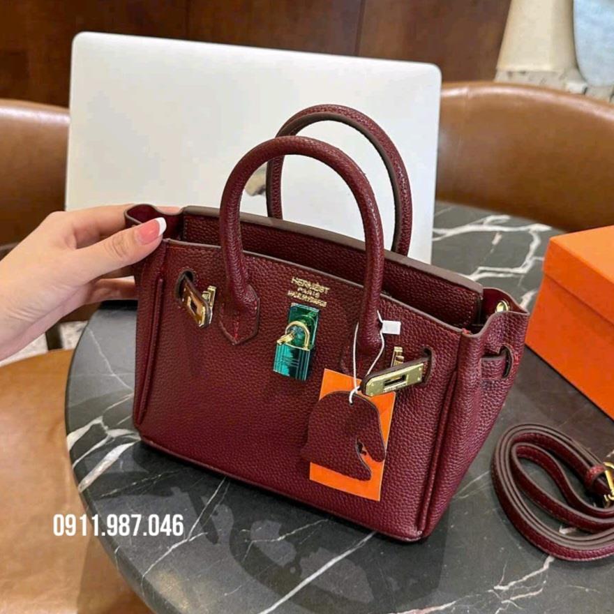 [20cm] Túi xách nữ H.M da lỳ 2 quai tag vàng kèm dây đeo chéo, ổ khoá - TXN102237