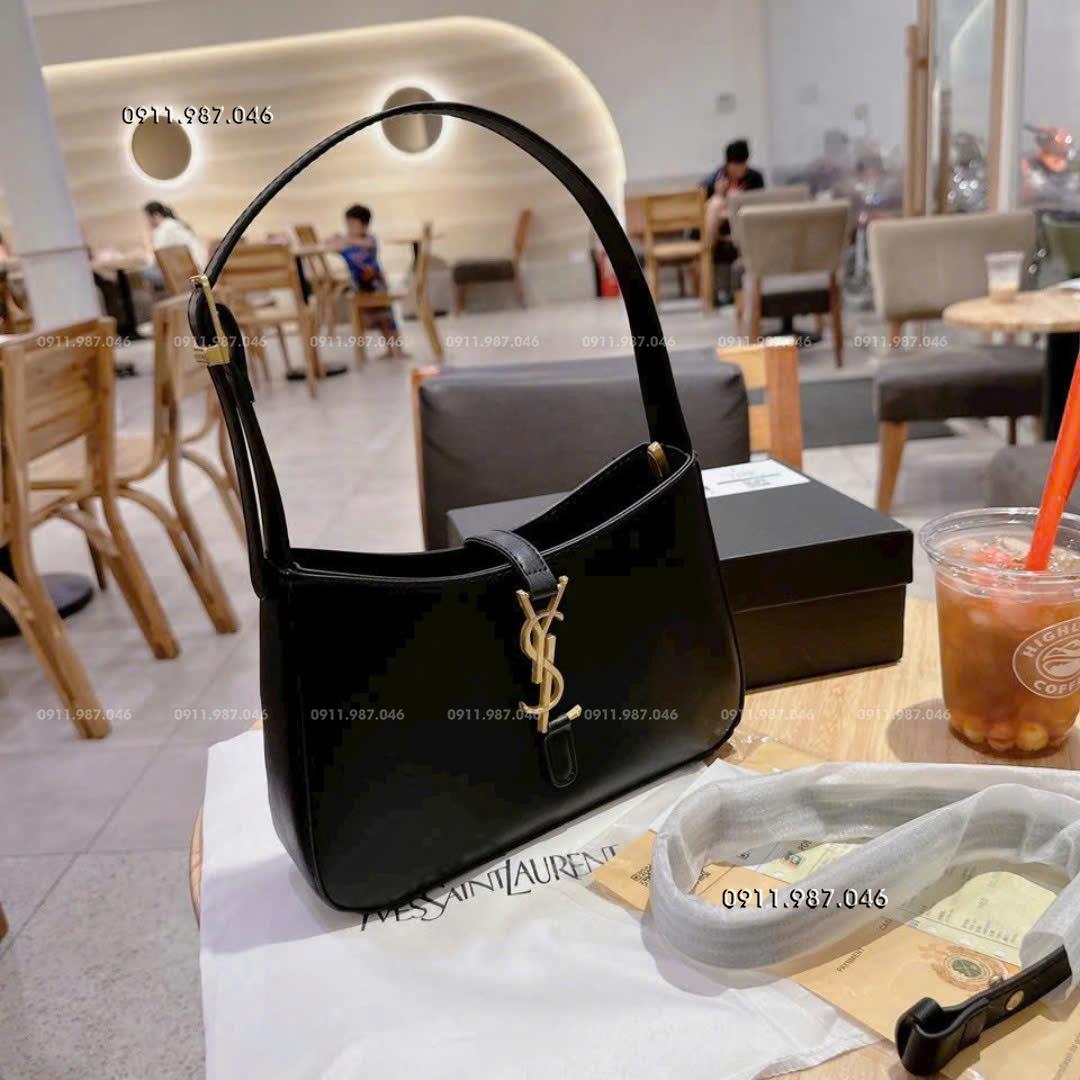 [23cm] Túi xách nữ YSL kẹp nách có dây đeo chéo, phụ kiện dập logo trong, có code nguyên seal - MYN102234