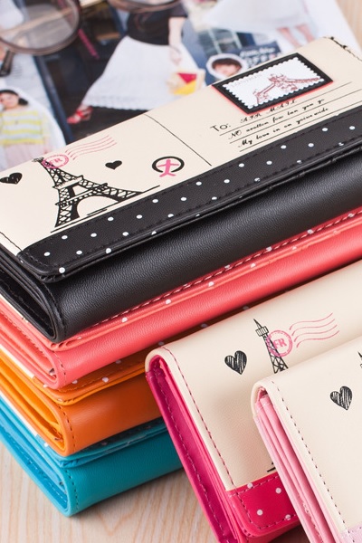 bop-vi-cam-tay-nu-phoi-hinh-thap-eiffel-va-tem-thu-mau-xanh-lam